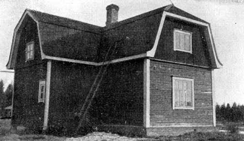 rakennettiin uudet kasarmit. Näitä uusia kasarmeja oli saapunut katsomaan itse sisäasiainministeri, kuten valtuuston kokouksessa 28.9.1939 todettiin. 76 KUVA: MÄKRÄMÄEN KANSAKOULU.