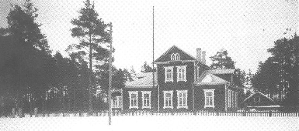 KUVA: SALMIN KESKIKOULU. KOULU PERUSTETTIIN 1917. KUVA TEOKSESTA MEIJÄN SALMI KUVINA. Koulu lakkautettiin talvisodan jälkeen 1.6.