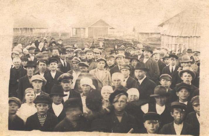 KUVA: PRAASNIEKKAVÄKEÄ MANTSINSAARELLA 1920-LUVULLA. (ANJA ROUHOLAN ARKISTO.) Praasniekkoja vietettiin tavallisesti kylän tšasounan suojeluspyhän vuosipäivänä.