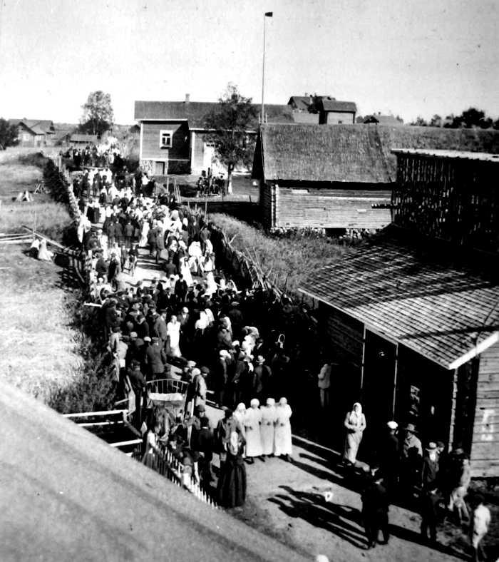 alastomana hirsien välistä riisuttuna, raiskattuna ja kuolleena. 10 Vuonna 1909 puolestaan kerrottiin Kansan Äänessä, että Karkun kylän praasniekassa oli eräs 16-vuotias tyttö tullut raiskatuksi.