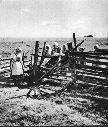 KUVAT: VAINAJILLE VIEDÄÄN RUOKAA. KUVAT TEOKSESTA KARJALA MUISTOJEN MAA (WSOY 1940). KUVAAJA: EINO MÄKINEN.