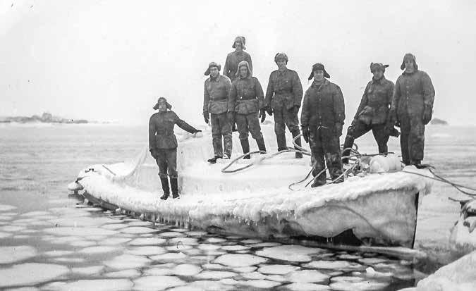 Rankin linnakkeen jäätynyt vene joulukuussa 1941. Mikolan kokoelma palasin Itä-Suomen rannikkoprikaatiin sijoitettuna sen esikuntaan Haminaan.