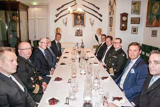 Rannikkojääkärit halusivat muistaa joitakin vuonna 2015 merkkipäiväänsä viettäneitä jäseniään sekä yhteistyötahojaan tarjoamalla illallisen Dragsvikin upseerikerholla.