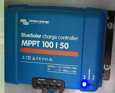 12 Kuva 5 Victron Energy MPPT 100/50 -säädin (Juuso Rantaniitty) 2.3.3 Akku Akku on aurinkosähköjärjestelmän tärkein komponentti, mikäli sähköä haluaa käyttää, kun valoa ei ole saatavilla.