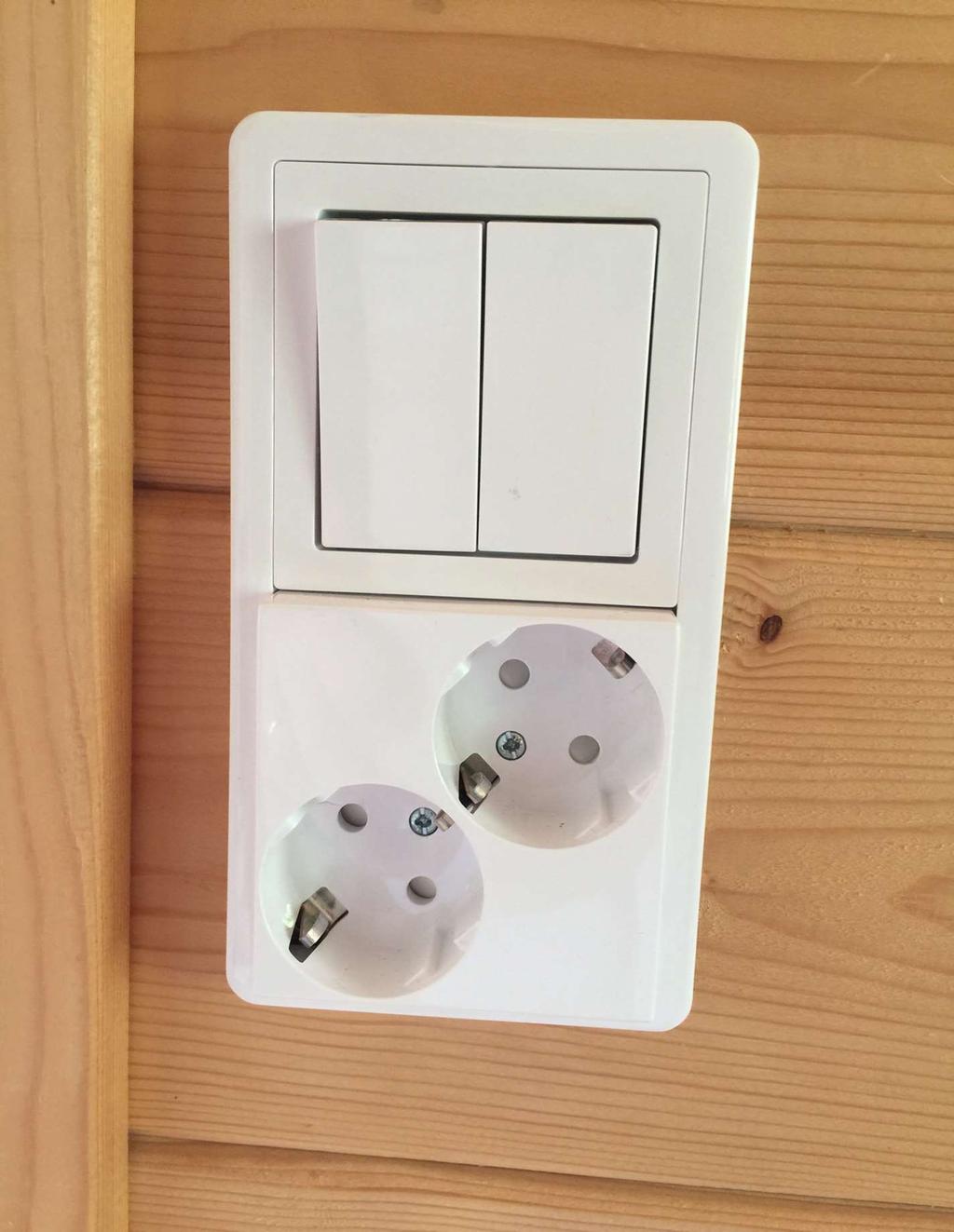 24 Kuva 8 Schneider Electric Exxact -kalusteet (Juuso Rantaniitty) Kun mökin sisällä tehtävät asennukset oli saatu valmiiksi, seuraavana vuorossa oli laitekaapissa tehtävät kytkennät.