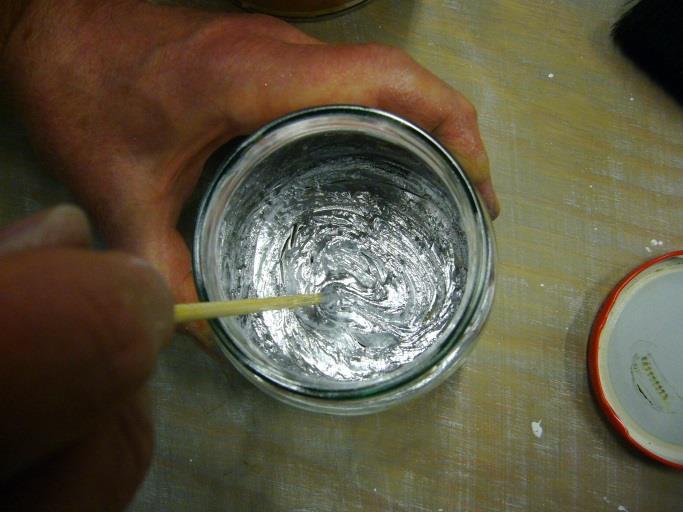Ensin purkkiin otettuun pigmenttiin kaadetaan pikkuisen vernissaa ja sekoitetaan se paksuksi tahnaksi.