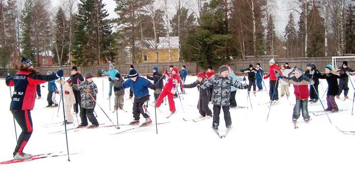 KOULUHIIHDON KILPAILUTOIMINTA Urheileminen ja kilpaileminen on lapselle leikkiä. Kilpailemisen tehtävänä on palvella lapsen kokonaisvaltaista kehitystä.