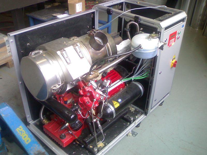3.3.3 Modifioitu Stirling-moottori Bio-Stirling laitteistossa käytetään kaksi sylinteristä saksalaisvalmisteista SOLO Stirling 161 moottoria, joka on modifioitu toimimaan ilman maakaasupolttoa.