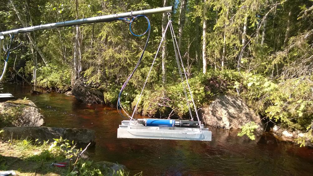 Kuva 3. Automaattisen näytteenoton testausta Vähä-Askanjoella. Kuva Susan Kunnas. kon alueilla.