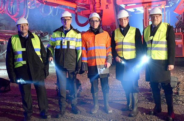 AJANKOHTAISTA Blominmäen jätevedenpuhdistamon rakentaminen hyvässä vauhdissa TEKSTI: TUOMO HÄYRYNEN Espoon Blominmäkeen rakenteilla olevan yhdyskuntajätevedenpuhdistamon louhintatyöt ovat edenneet