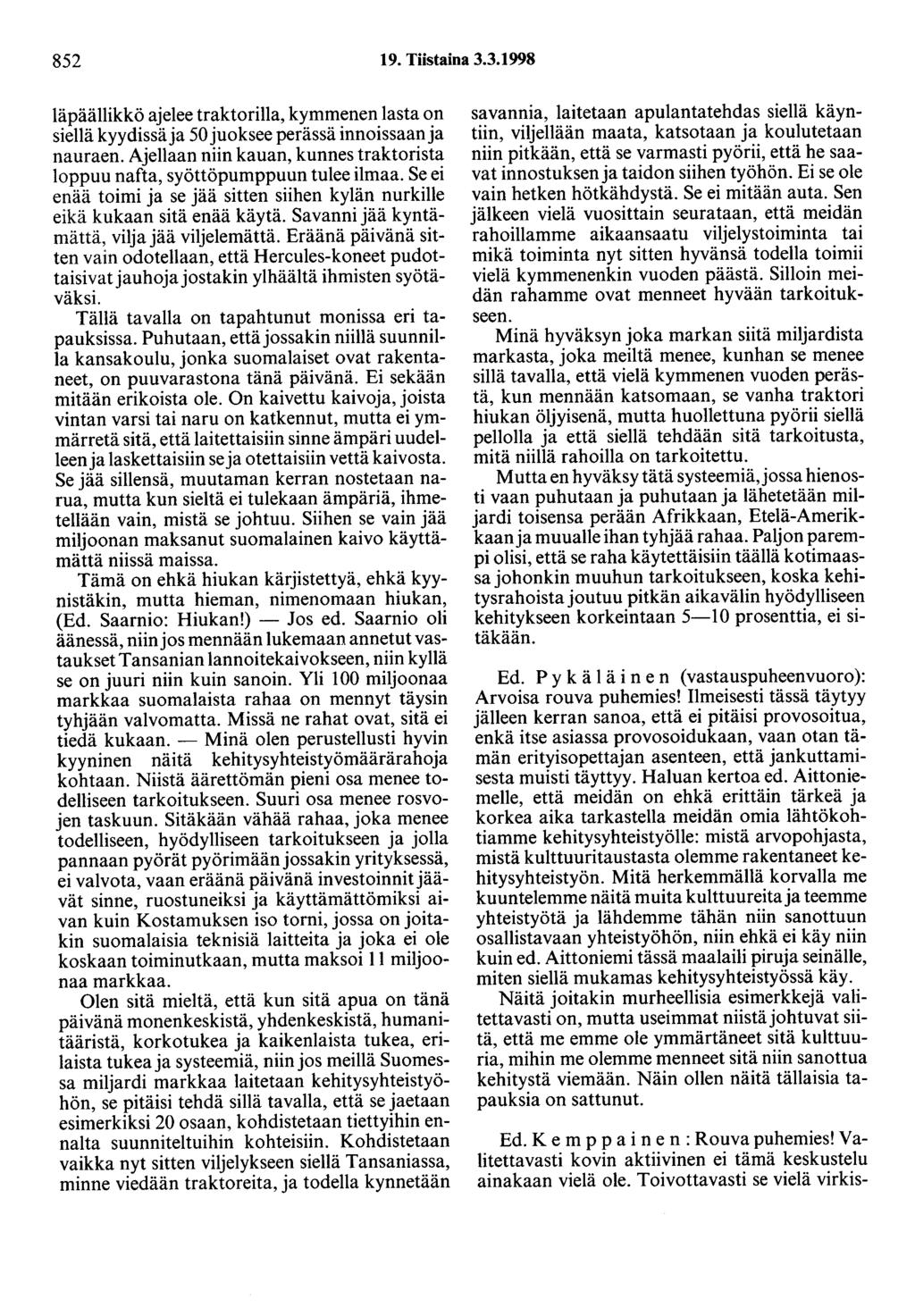 852 19. Tiistaina 3.3.1998 läpäällikkö ajelee traktorilla, kymmenen lasta on siellä kyydissä ja 50 juoksee perässä innoissaan ja nauraen.