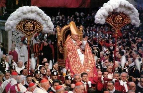 Maailman suurin humbuuki Kansalliskirjailijamme Juhani Aho kävi Roomassa 1893. Tuolloin vietettiin paavi Leo XIII riemujuhlaa, hän oli ollut kirkon palveluksessa 50 vuotta.