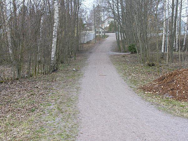 Hannu Posti Ennen tässä kulki mutainen ja pimeä polku Kontulan muuntajan pysäkille, jonka vieressä olivat Käätypolun postilaatikot.