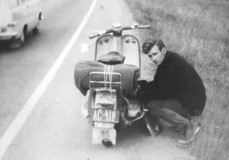 Leo eli Leksa ja Lambretta. Tässä ollaan ilmeisesti matkalla kuuntelemaan Donovanin keikkaa Vääksyyn, juhannuksena 1966. Lambretta oli muuten oiva peli, mutta jotain pientä piti matkalla viritellä.