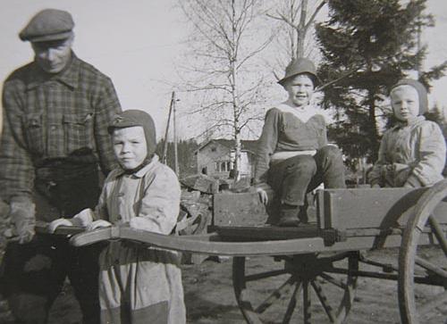 Muistan erään kyläreissun Eilan ja Olan luona ja olen siitä Heimon yhteydessä aikaisemmin jo kertonutkin. Heimo pyysi kohteliaasti Eilalta lupaa ottaa palan pullaa. Eila lupasi.