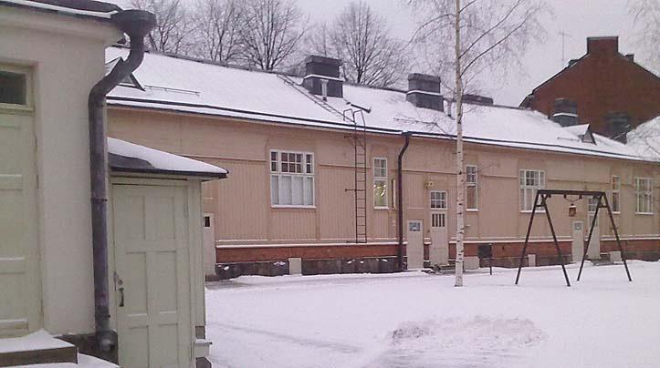 varpaat jäivät ovea vasten. Sitten linkutin muutaman viikon jalka puristussiteessä. Sinikka opetti, miten kiivetään oven karmeja pitkin puristamalla jalat ja kädet vastapuolen karmeihin.