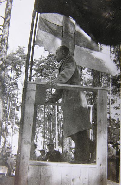 Brahiksen kundin vappu Ensimmäisen vappuni vietin Helsingin Naistenklinikalla vuonna 1947. Kuten vapun jälkeen tapana on, en muista siitä mitään.