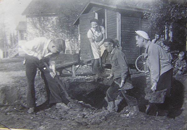 Talon monttu Vartsikassa Neljä vuotta takaperin Hannu istui lentohiekkakasassa koivun juurella. Isä halusi ottaa hänestä valokuvan. Housun sepalus oli jäänyt auki, mutta sitä Hannu ei huomannut.