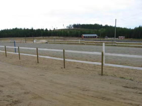 Kuva 5 ja 6. Ravirata ja raviradan keskiosassa sijaitseva traktorivetokisarata Pohjaveden taso on raviradan alueella osin epäselvä.