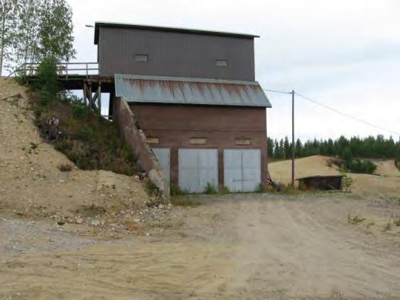 tienhoidossa käytettävää kalustoa. Samalla maa-ainesten ottoalueella lähellä varikkoa on siilo, jota on käytetty hiekoitushiekan säilytykseen.