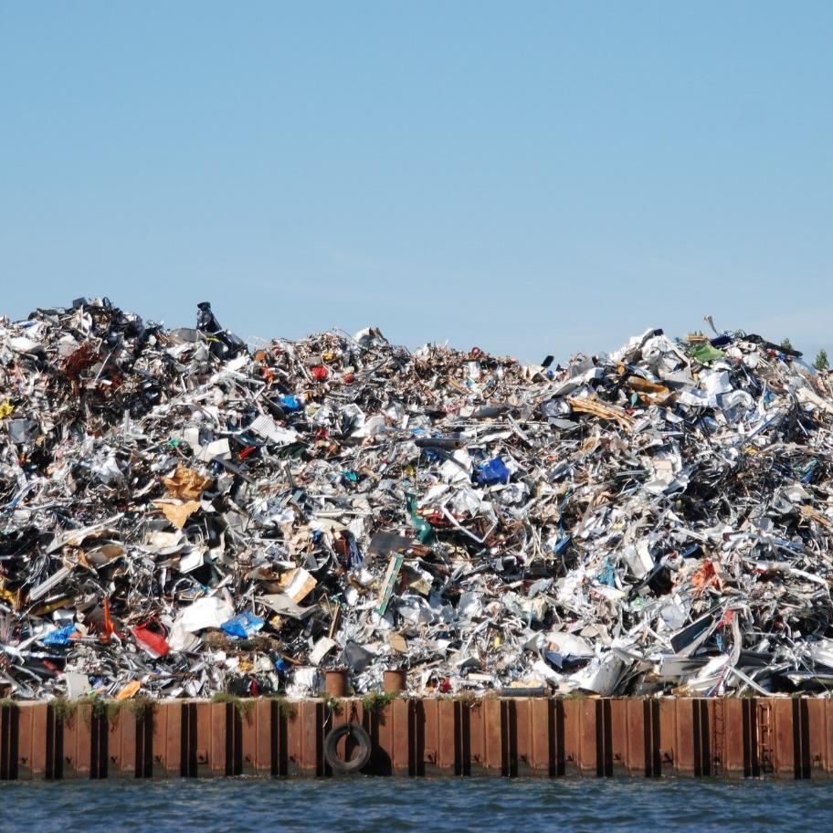 Luvanvaraiset toiminnat - esimerkkejä Jätteiden ammattimainen tai laitosmainen käsittely Kaatopaikka Vaarallisen tai SE- jätteen käsittely tai varastointi
