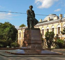 12 Pietari viidessä päivässä neen ja portteineen. Se on Venäjän Taideakatemia. Jatkamme matkaamme ja näemme Mihail Vasilievich Lomonosovin patsaan.