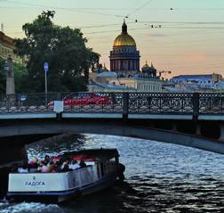 Vasemmalla puolella patsaalta sijaitsee Pietarin N. A. Rimski-Korsakovin konservatorio, joka on Pietarin korkein musiikkikoulutuslaitos.