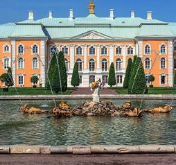 Jo elokuussa 1723 oli Pietarhovin juhlallinen avaus, ja silloin oli jo suunniteltu Alapuisto, kaivettu Merikanava, toimi osa suihkulähteitä, oli koristeltu yläkamarit, rakennettu Monpleasure- ja