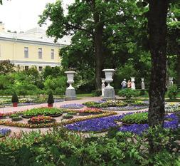 Kullan valkoinen palatsi on rakennettu Slavjanka-joen korkealle rannalle, sen näkyy kaukana puiston ja kaupungin kaukopisteitä.