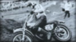 Barry Sheene voittaa ensimmäisen kerran 500cc maailmanmestaruuden Suzuki RG500:lla.