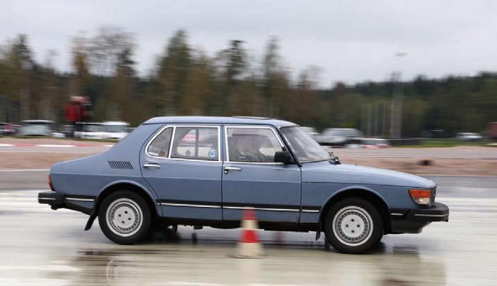 Vaunut ja autot Vaunut ja autot autojen turvavarustelu on parantunut 2000-luvulla merkittävästi. turvavöiden jälkeen autoihin tuli lukkiutumattomat jarrut.