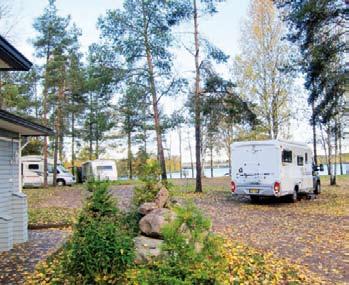 Erityisen paljon saarella on kalastajia heinä elokuun vaihteessa noin kahden viikon ajan. Tällöin pintaperhot (ruokolahtelaiset) majailevat Vuoksen päällä suurina parvina.