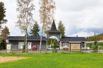 Alueella on kaikki tarpeelliset palvelut. Huoltorakennuksessa on keittotilat ja wc-suihkutilat. Makoisat löylyt tarjoava sauna on meren rannalla. Perhesaunan voi varata 6 euron hintaan tunniksi.