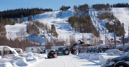 Yllästunturi kohoaa 718 m merenpinnan yläpuolelle ja mahdollistaa rinteiden suurimmaksi korkeuseroksi 463 metriä ja pisimmän rinteen pituudeksi 3 000 metriä.