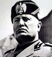 Italia ja Mussolini Italian talous oli ensimmäisen maailmansodan jälkeen huonossa kunnossa Olot olivat levottomat ja kommunistit lietsoivat vallankumousta.