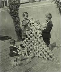 Saksa 1920-luvulla Saksasta tehtiin tasavalta ensimmäisen maailmansodan jälkeen Sota-aikana alkanut inflaatio eli rahan arvon