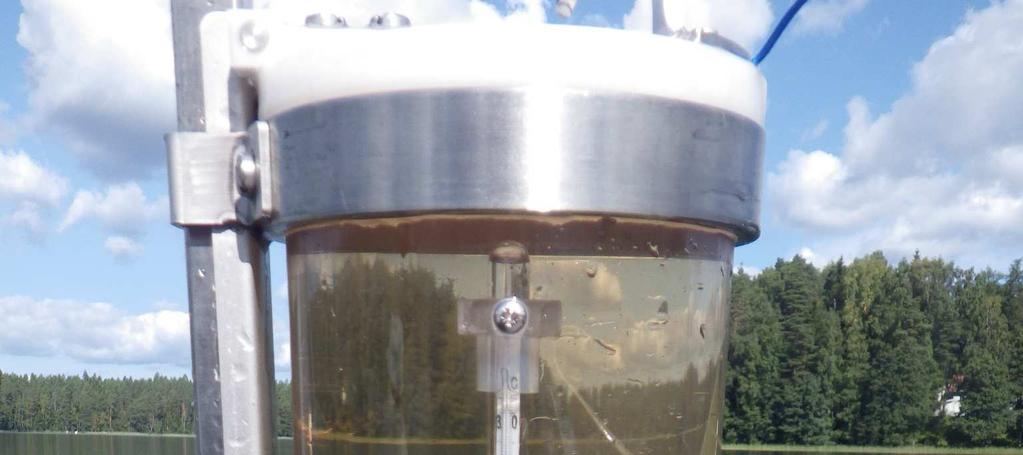 Oikealla humuspitoista Alisen Rautjärven vettä. Näytteenottopäivänä 21.8.2013 järven syvyydeksi mitattiin 7 metriä ja näkösyvyydeksi 1,15 m.