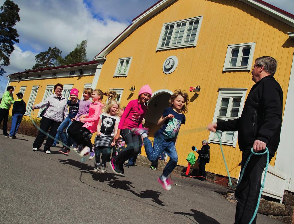 Kylämummi ja -vaaritoiminta Pirkanmaan paikallisyhdistyksissä toimii 50 kylämummia ja -vaaria MLL:n kylämummit ja -vaarit ovat vapaaehtoisia, jotka toimivat lasten kanssa muun muassa