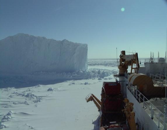Jäävuorien hinaaminen: