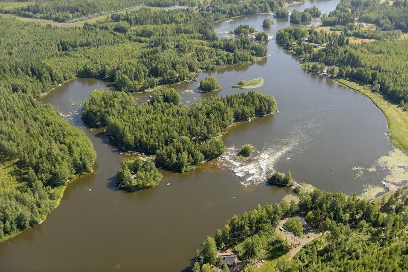 Kuva: Pernoon ylimmän koskiportaan laskulinjat / the canoeing lines of highest rapids level Kuva: Pernoon