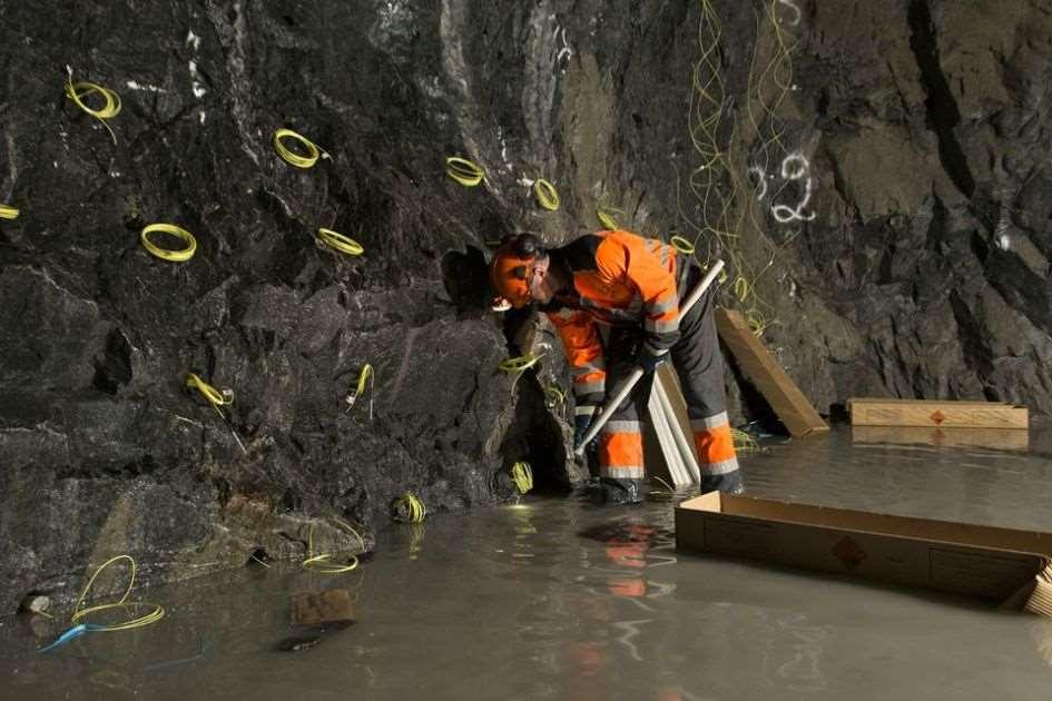 7 aiheuta kenellekään vaaraa. Panostamisen onnistumiseen vaikuttaa työhön sopivat räjähdysaineet, sekä oikein asennetut nallit. [12. s.225-232