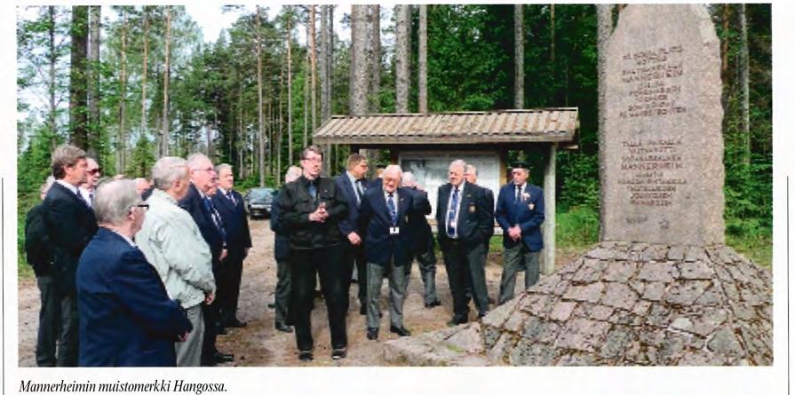 Iltapäiväkahvit mansikkaleivoksineen nautittiin kahvila-ravintola Gamla Stanissa. Päivä jatkui Uudenmaan Prikaatin upseerikerholla, jossa yliluutnantti Mikael Isberg kertoi varuskunnan historiasta.