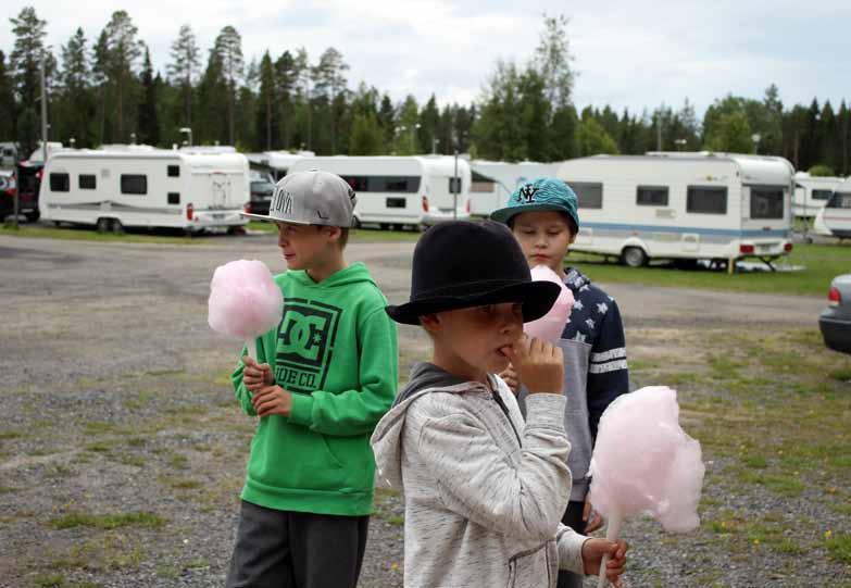 6 Rantasaran Lastenpäivät Lastenpäiviä vietettiin elokuun alussa juuri ennen koulujen alkamista. Ponitalutus nousi suosikiksi perinteisen sunnuntain karkkibingon ja Soivan Siilin esiintymisen kanssa.