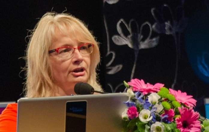 Prof. Aila-Leena Matthies 7 Maakunta sosiaalipalveluiden järjestäjänä 18 maakunnan määrää on pidetty liian suurena varsinkin terveyspalveluiden osalta.