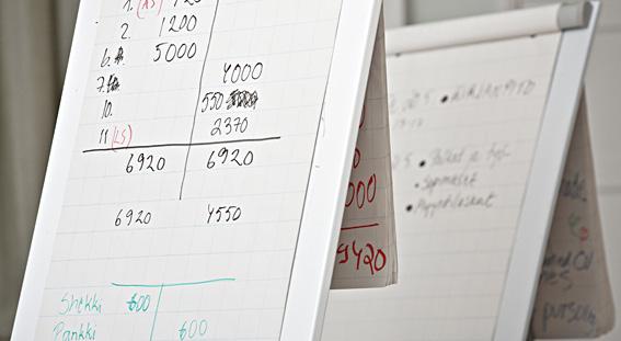 Humanistinen ammattikorkeakoulu HUMAK Opinto-opas 2011 2012 23 Opintojen kuvaukset Opintojaksokuvauksissa opintojakson nimen jäljessä oleva 1/2 ja 2/2 tarkoittaa, että ko.