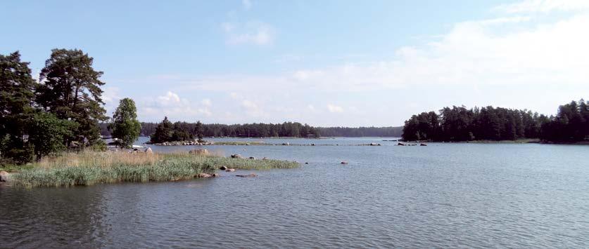 Ulkoilualueella on grillikatoksia sekä Seasong Travelsin mökkikylä. Väyläsyväys: 2 m Kiinnitys: poiju, ankkuri GUMBOSTRAND 60 15,3 / 25 17,6 Kioski.