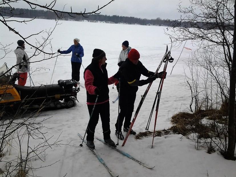 Laavulla paistettiin makkaraa ja hörpittiin nokipannukahvia sekä tavattiin tuttuja kyläläisiä. Tapahtuman ajan koululla toimi Oriniemen marttojen latukahvila.