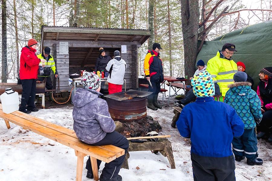 Laavulla seurusteltiin tuttujen kanssa Virkavalta piipahti myös