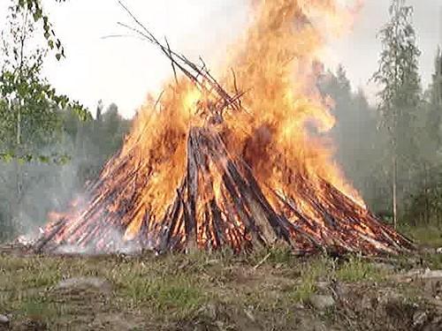 JUHANNUSKOKKO KUTSUU Poro-Pekalla Juhannuskokko, makkaraa ja kahvia klo 18-20 Vietetään päihteetön juhannusilta! TERVETULOA!