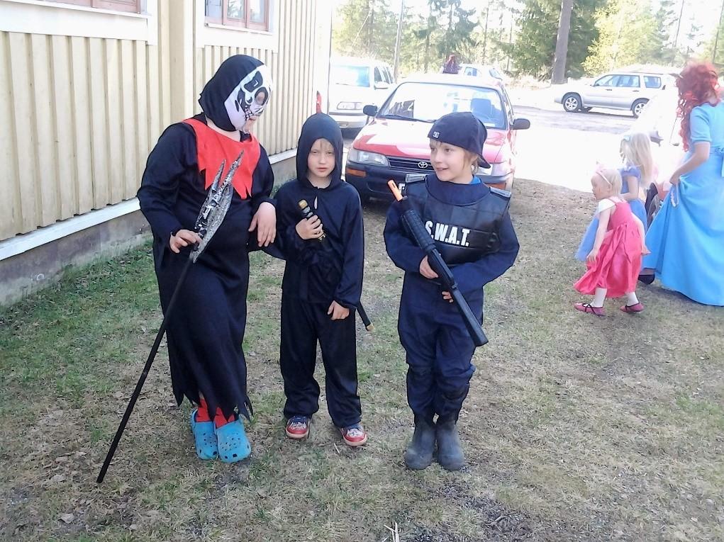 tapahtuman ovat järjestäneet kylän lasten